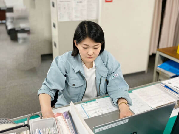パソコン作業をする社員の画像